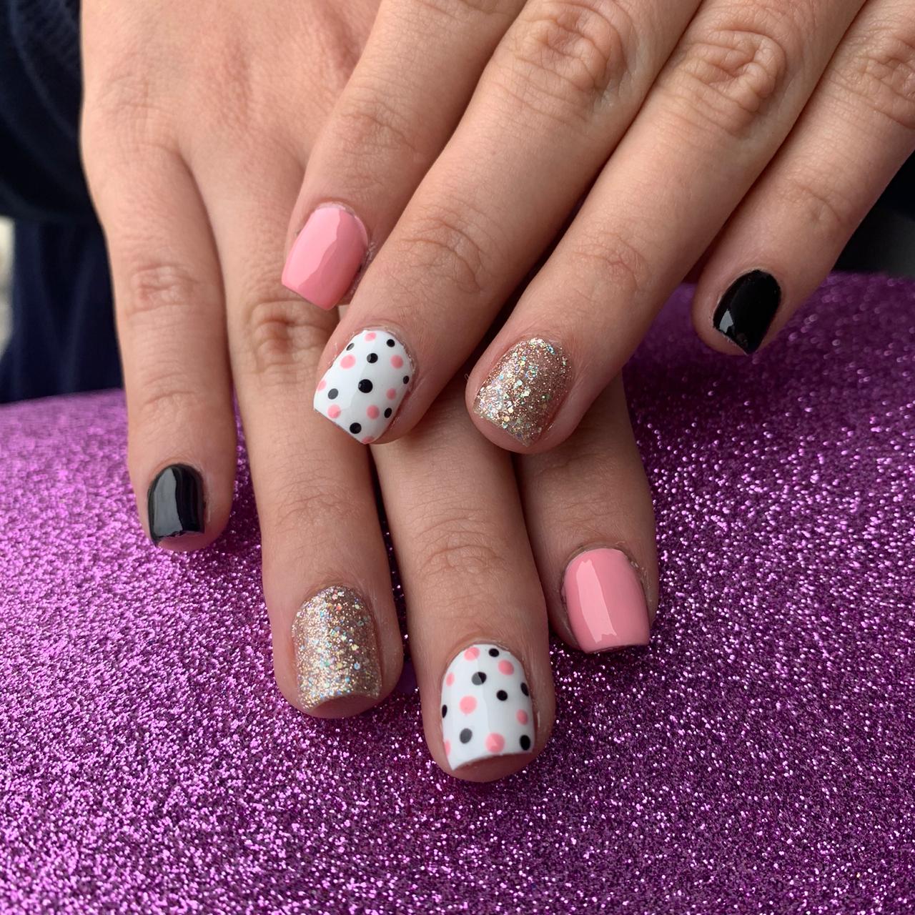 Diseño exclusivo de manicura rusa y nail art delicado en Esthetic Zen